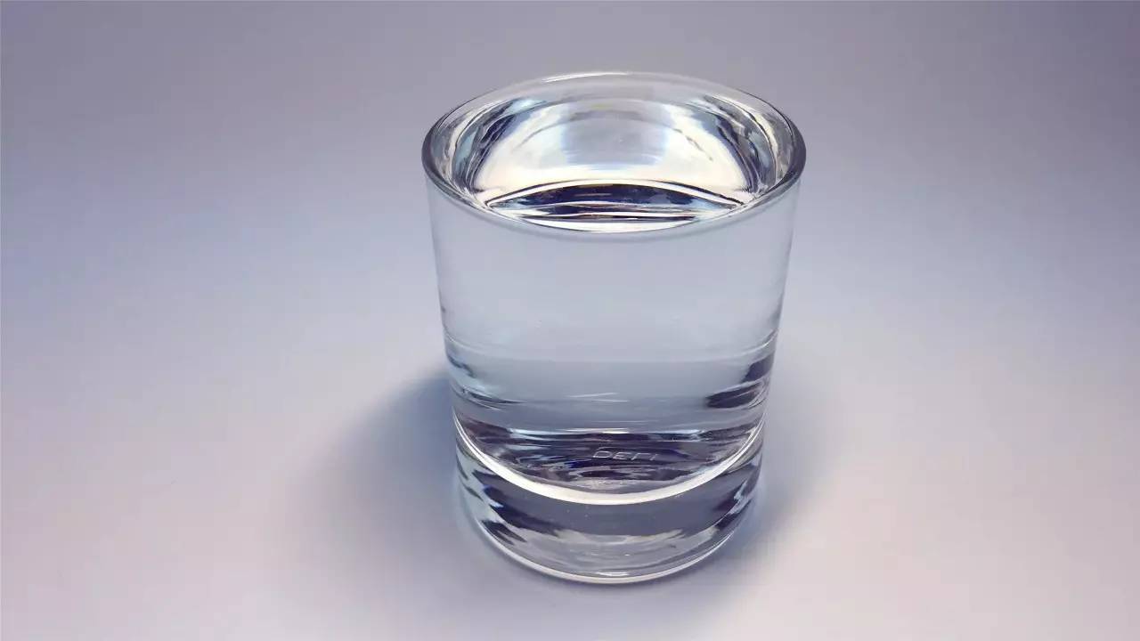 用盛满水的杯子观察筷子的视觉魔术
