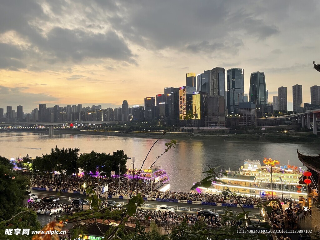 请问重庆市江北观音桥左近有多少家网吧?