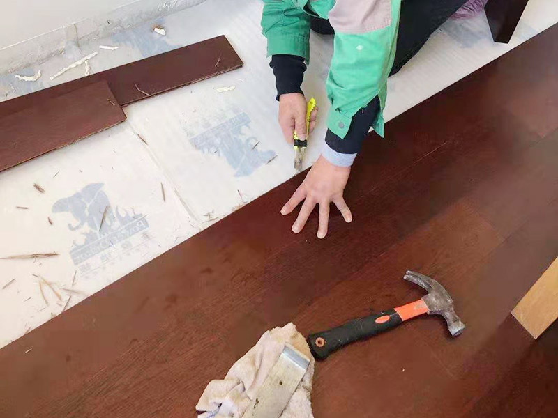 实木地板被刮花了怎样修补